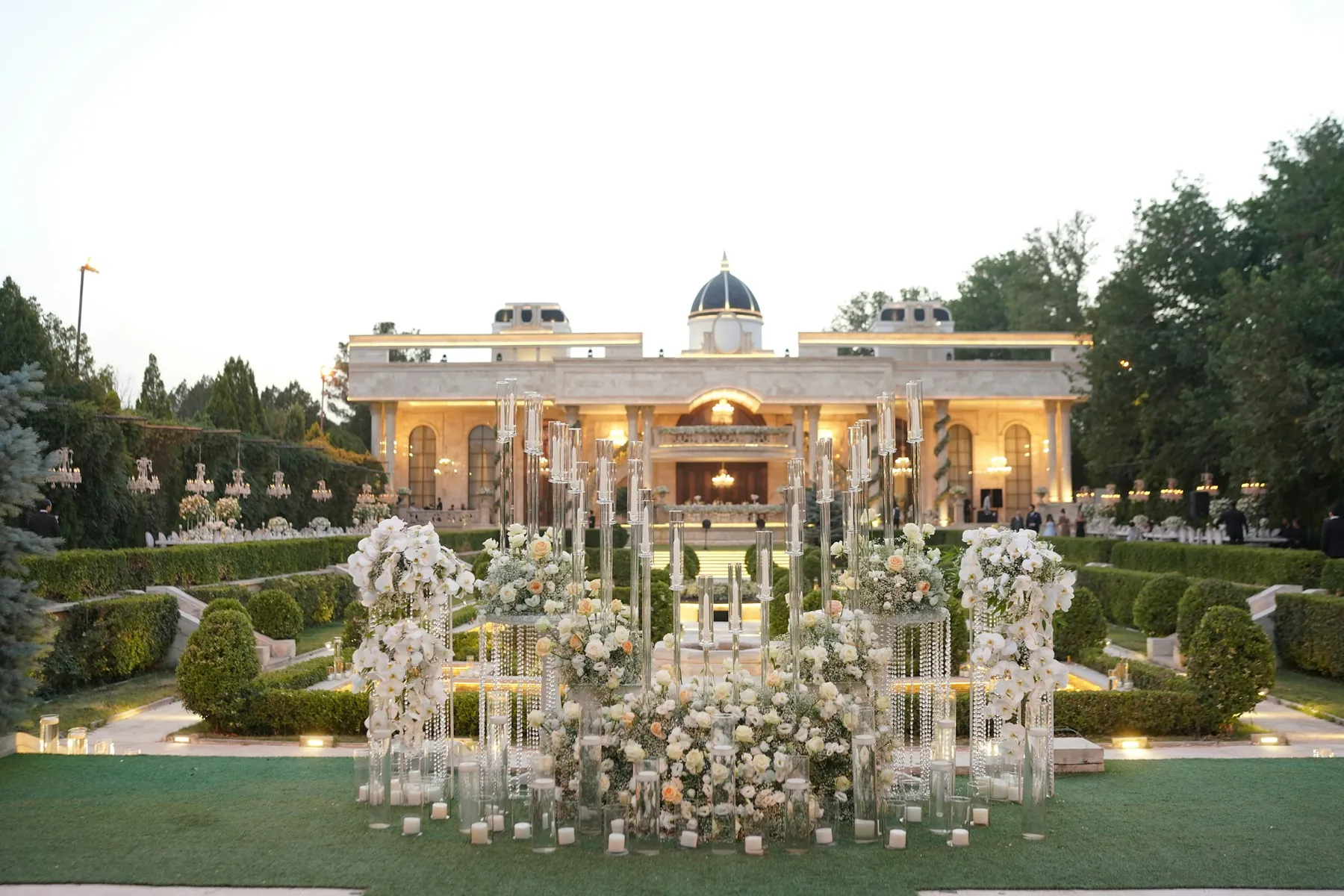 Recepción en un jardín elegante frente a una residencia