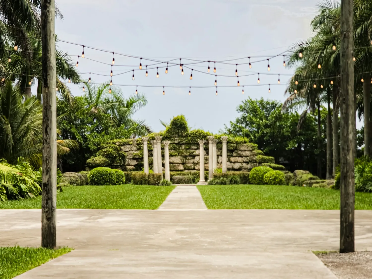 Sendero de jardín iluminado para una celebración al aire libre