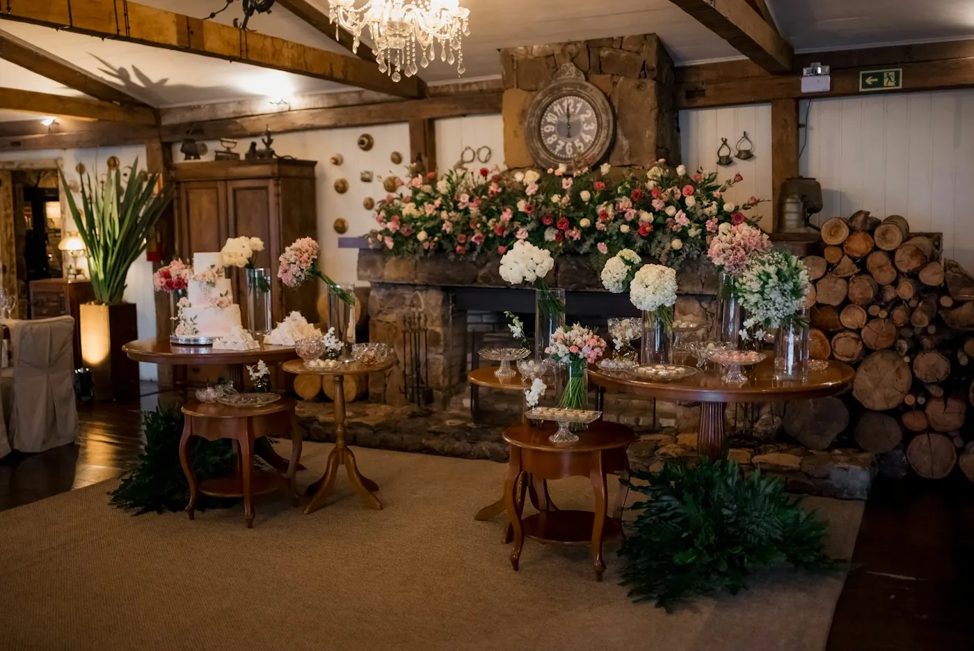 Sala privada elegante con chimenea y arreglos florales